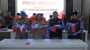 polres-samosir-saat-merilis-kasus-pencurian-emas-foto-dok-polres-samosir-1780809010218_169