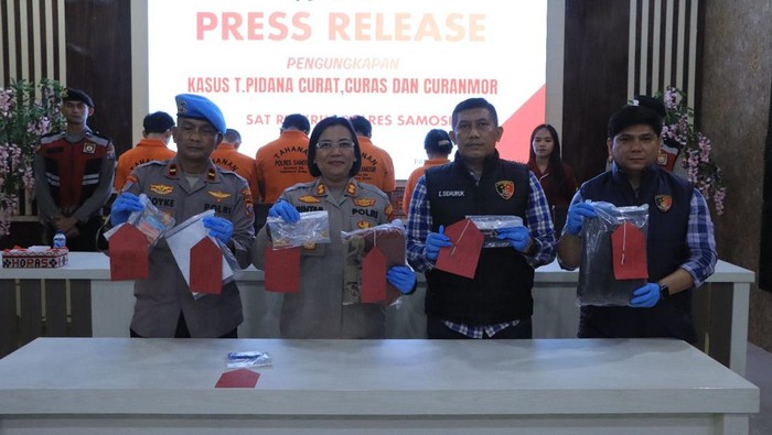 polres-samosir-saat-merilis-kasus-pencurian-emas-foto-dok-polres-samosir-1780809010218_169