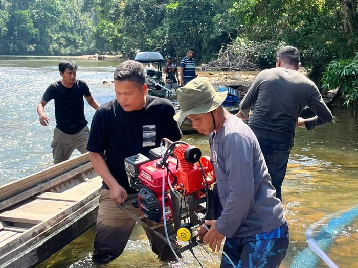 polsek-kampar-kiri-menyita-3-unit-rakit-penambangan-emas-tanpa-izin-peti-di-sungai-subayang-desa-kota-lama-kecamatan-kampar-ki-1780632330940_43