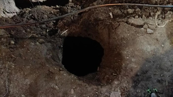 proses-evakuasi-bocah-yang-terperosok-ke-dalam-lubang-proyek-di-jaksel-1782704758583_169