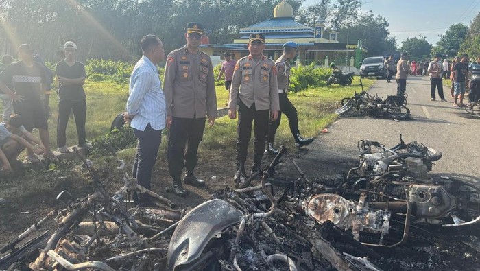 puluhan-kendaraan-yang-dibakar-saat-terjadi-bentrok-foto-dok-polres-tebing-tinggi-1782444327417_169