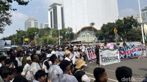 sekelompok-massa-menggelar-unjuk-rasa-di-kawasan-patung-kuda-jakpus-mereka-meminta-agar-program-makan-bergizi-gratis-mbg-terus-1781769415330_169