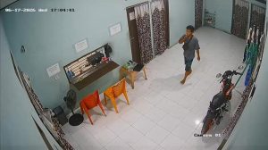 tangkapan-layar-cctv-saat-perampok-merokok-usai-menikam-kasir-di-pelalawan-riau-berkali-kali-1781852808652_169