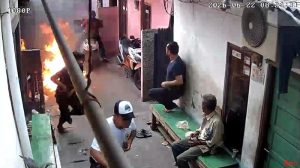 tangkapan-layar-rekaman-cctv-pelemparan-molotov-di-koja-jakarta-utara-dok-istimewa-1782187764613_169