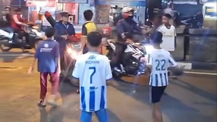 video-sekelompok-anak-laki-laki-mengadang-pemotor-yang-melaju-lawan-arus-di-sekitar-simpang-ciawi-jalan-raya-wangun-tajur-kota-1781169742984_169