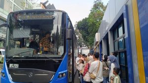 warga-hendak-jajal-transjabodetabek-rute-bogor-blok-m-di-halte-cidangiang-bogor-sabtu-762025-1749273928876_169