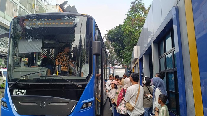 warga-hendak-jajal-transjabodetabek-rute-bogor-blok-m-di-halte-cidangiang-bogor-sabtu-762025-1749273928876_169