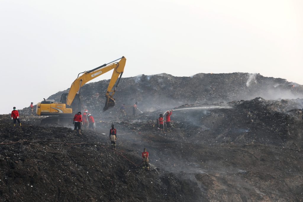 Pemadapan kebakaran di TPA Jatiwaringin Tangerang