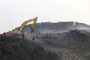 Pemadapan kebakaran di TPA Jatiwaringin Tangerang