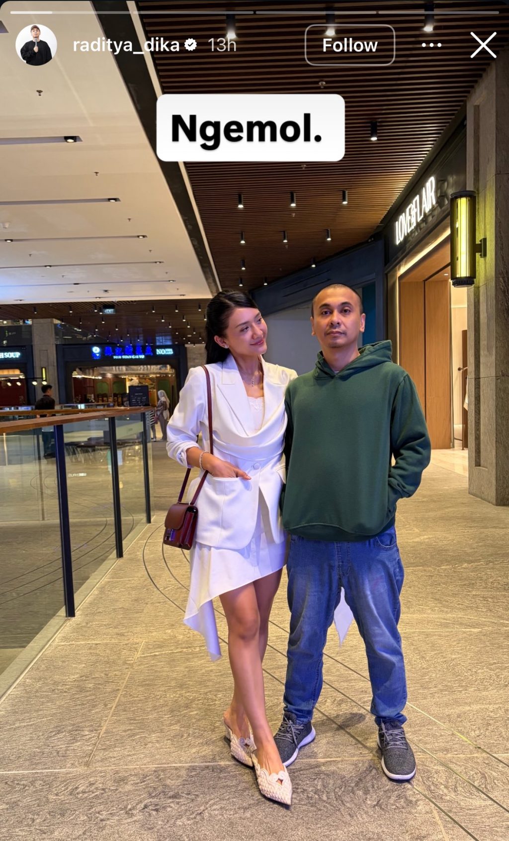 Raditya Dika Ngemall Dengan Istrinya Anissa Aziza