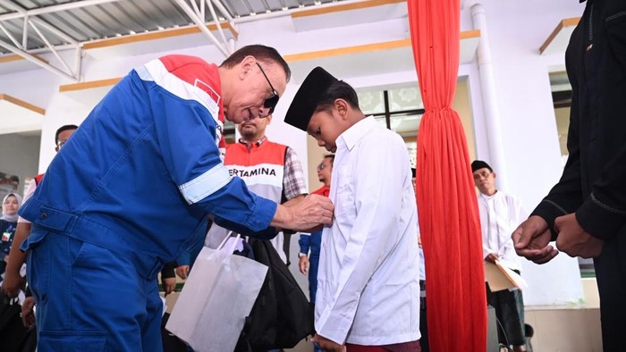 Sinergi Energi dan Sosial, Pertamina Berbagi 200 Paket Pendidikan di Terminal Tanjung Wangi