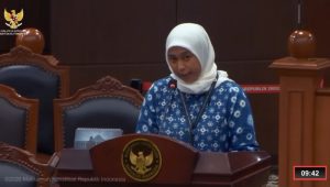 dosen-di-fakultas-hukum-universitas-airlangga-unair-cenuk-widiyastrisna-sayekti-sh-mh-phd-dalam-sidang-pleno-di-mk-selasa-3062-1783063986335