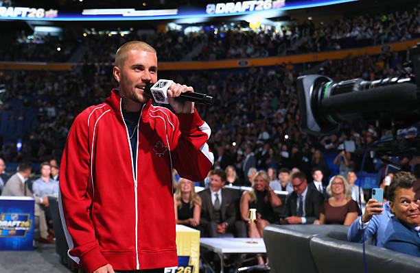 BUFFALO, NEW YORK - 26 Juni: Justin Bieber menghadiri NHL Draft 2026 pada 26 Juni 2026 di Buffalo, New York. (Foto oleh Bruce Bennett/Getty Images)