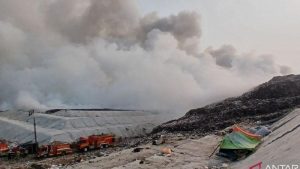 kendaraan-pemadam-bersiaga-di-lokasi-kebakaran-tpa-jatiwaringin-kecamatan-mauk-kabupaten-tangerang-banten-untuk-memadamkan-api-1782902959981_169