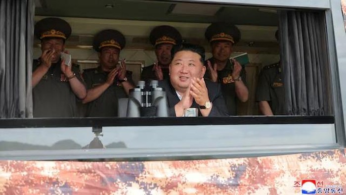 kim-jong-un-memantau-peluncuran-rudal-jelajah-korea-utara-1783228801822_169
