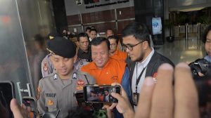 kpk-tahan-bupati-kuansing-suhardiman-amby-taufiqdetikcom-1782896316859_169