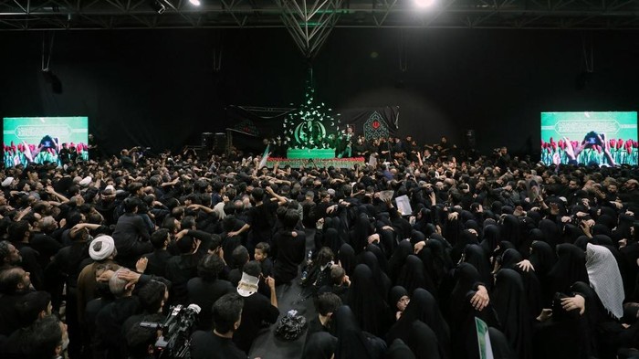 para-pelayat-menghadiri-acara-pra-pemakaman-untuk-mendiang-ayatollah-ali-khamenei-sehari-sebelum-seremoni-pemakamannya-digelar-1783062003301_169