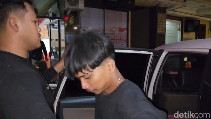 pembunuh-gadis-di-lumajang-yang-ditemukan-tewas-tanpa-busana-di-kamarnya-yang-ternyata-pacar-korban-1783231222461_169