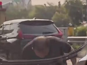 pria-di-jakut-rusak-spion-dan-wiper-mobil-dok-screenshot-1783609992553_43