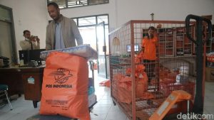suasana-pengiriman-paket-lewat-kantor-pos-indonesia-cabang-kudus-sabtu-842023_169
